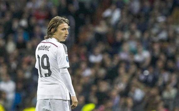 双喜临门，埃斯特旺在职业俱乐部生涯第100场里程碑中破门