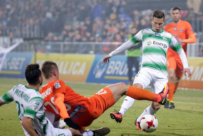 而她更强调 而她更强调